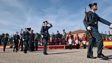 El rey Felipe VI preside en Baeza (Jaén) la jura de bandera de alumnado de la Guardia Civil.
 larazon.es/andalucia/jaen…