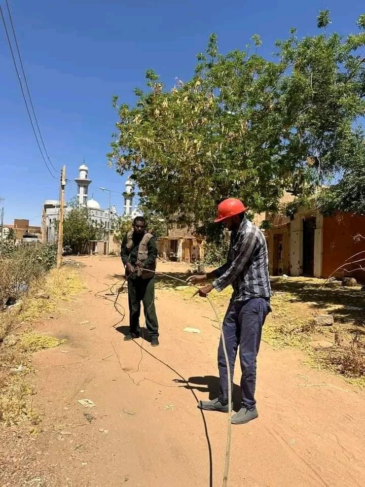 مهندسون متطوعون يقومون بإصلاح أعمدة الكهرباء بمنطقة ود نوباوي بأم درمان
#سما_السودان