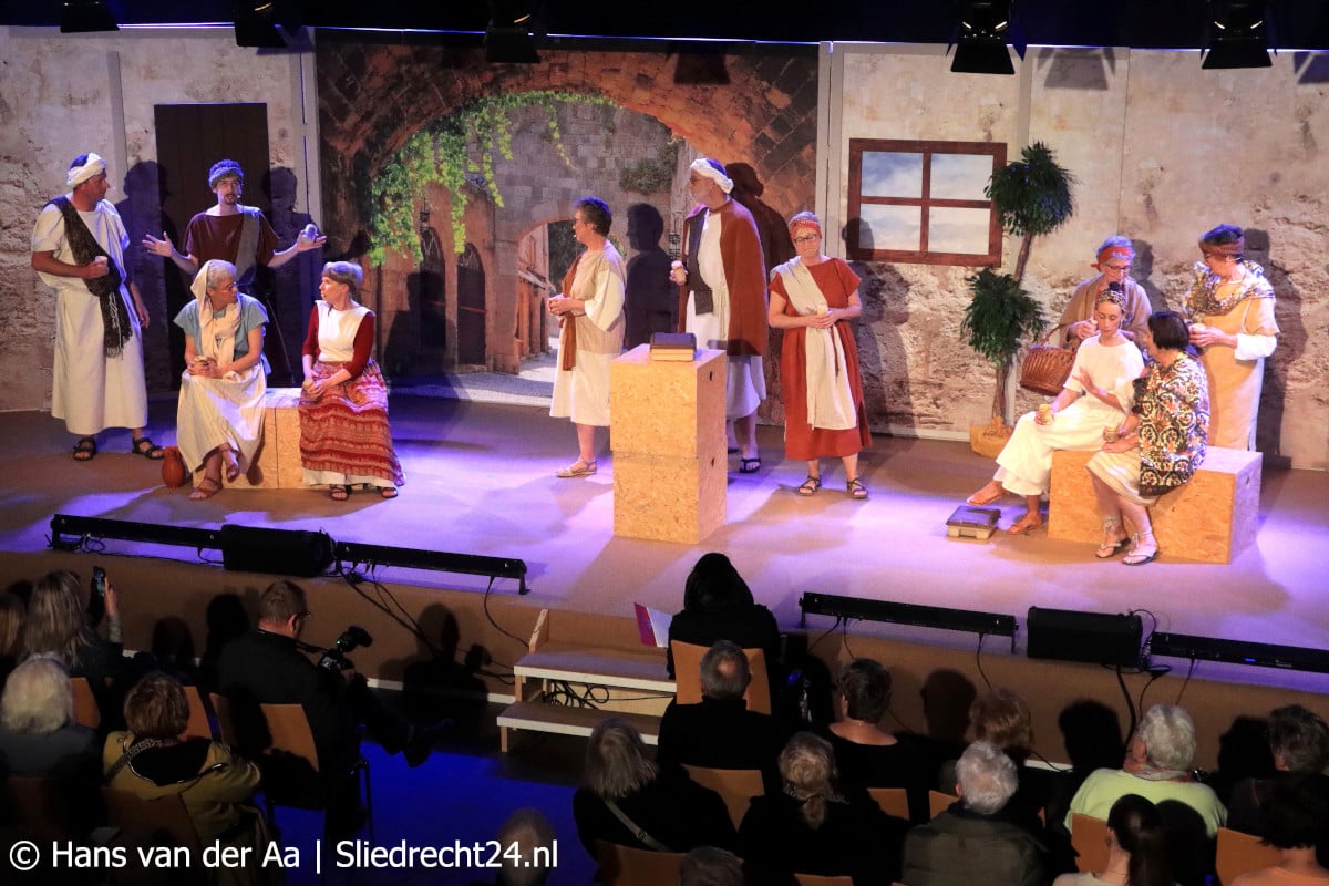 NIEUWS / CULTUUR / RELIGIE: Kleurrijke musical over Bijbelverhaal Ruth slaat aan bij publiek     sliedrecht24.nl/kleurrijke-mus…  (Verslag en foto Hans van der Aa / Sliedrecht24)