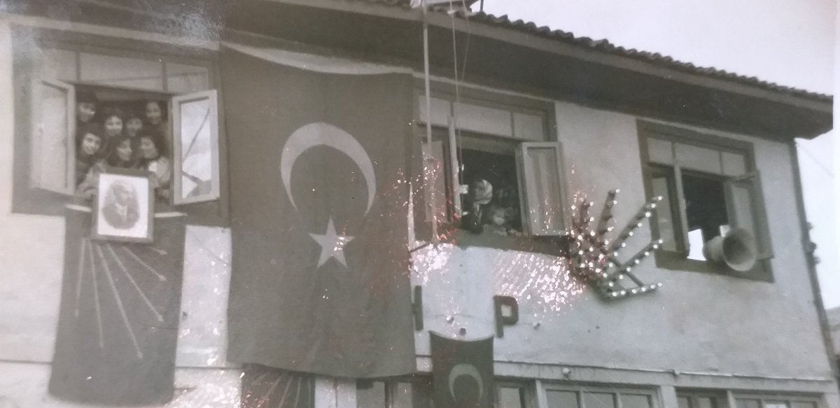 Bayram'da aile arşivine daldık... yıpranmış fotograflardan geçmiş hatıraları andık, aile hikayemizi kayda aldık. Bir tanesini de sizinle paylaşmak istedim.. Tarih: Sanıyorum 1954 ya da 1957 seçimleri. Yer: Devrek CHP binası. Fotograftaki kişiler: Sol pencerede kafasını…