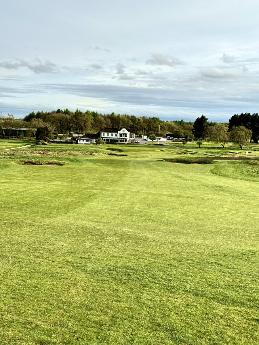 Fine opening and closing holes add so much to the collective experience of a round of golf. Pictured is the 18th hole @Hollinwell - It’s up there with the finest closing holes in England for me.. Name a brilliant closing hole that you have played? ⬇️ #golftwitter