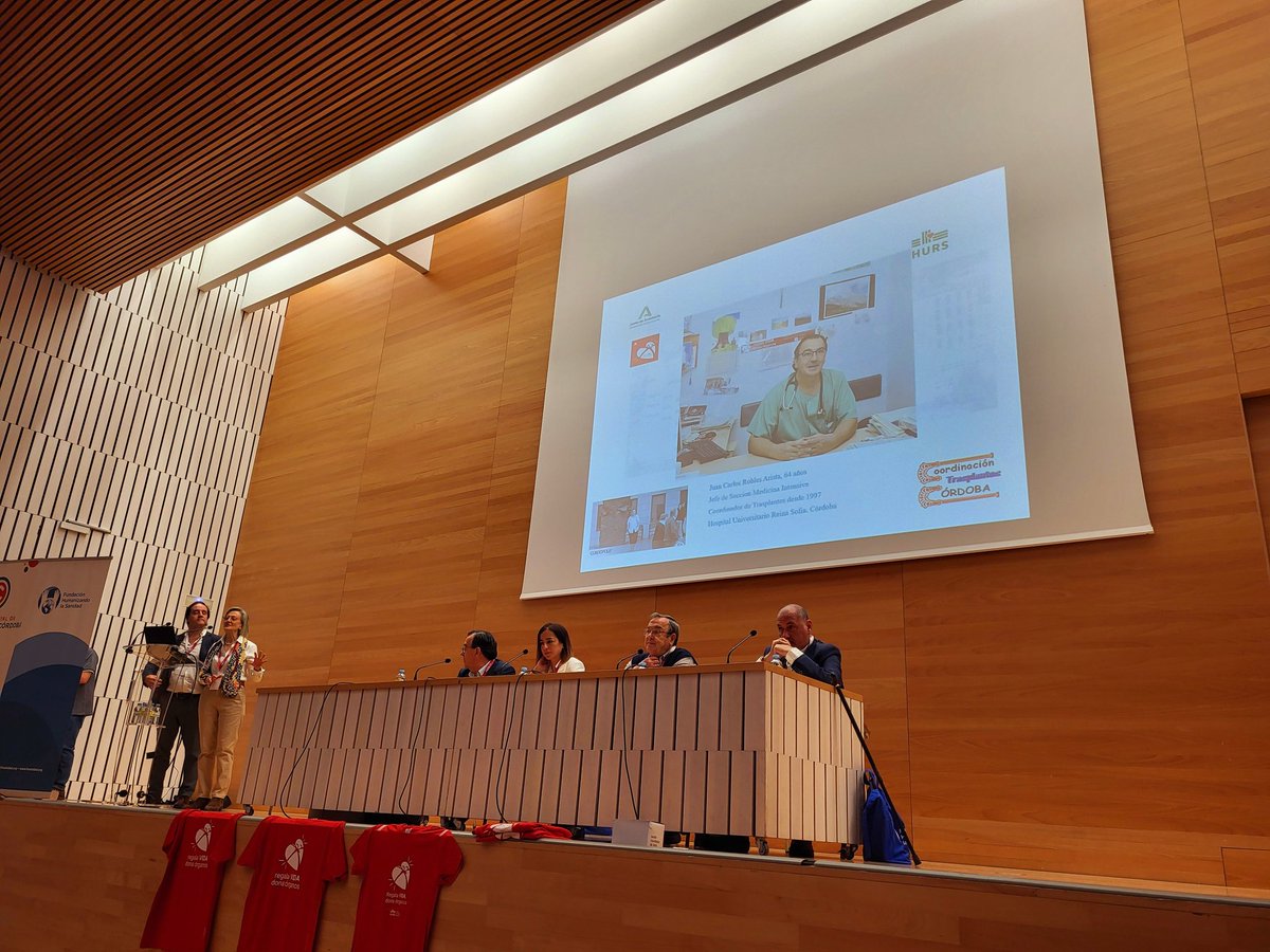 FHSanidad's tweet photo. Arranca el segundo dia del #3CIHAS con la mesa "Dar y recibir: el milagro de la donación y trasplante", presentada por @segoviamamen y @NinNicolas y moderada por Juan Carlos Robles, coordinador de trasplantes del @HUReinaSofia @ONT_esp
#10añosdeHUCI ❤️🙌🏼 https://t.co/JFk4kBXuSW
