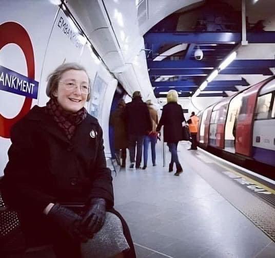 In London, there's a woman who goes every day on the tube and sits on the dock just to listen to the announcement recorded by her husband in 1950. Margaret McCollum, after the death of her Oswald Laurence, sits on the bench waiting to hear this recording that became one of…
