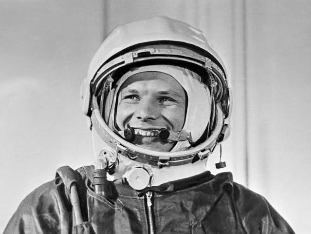 👩‍🚀 12 Nisan 1961'de Sovyet kozmonot Yuri Gagarin, uzaya çıkarak Dünya'nın yörüngesindeki turunu tamamladı. Böylece uzaya çıkan ilk insan oldu ve bu başarısıyla birlikte uzay çağını başlattı. 
🚀 O zamandan beri Rusya'da 12 Nisan, Kozmonot Günü olarak kutlanıyor. #tarihtebugün