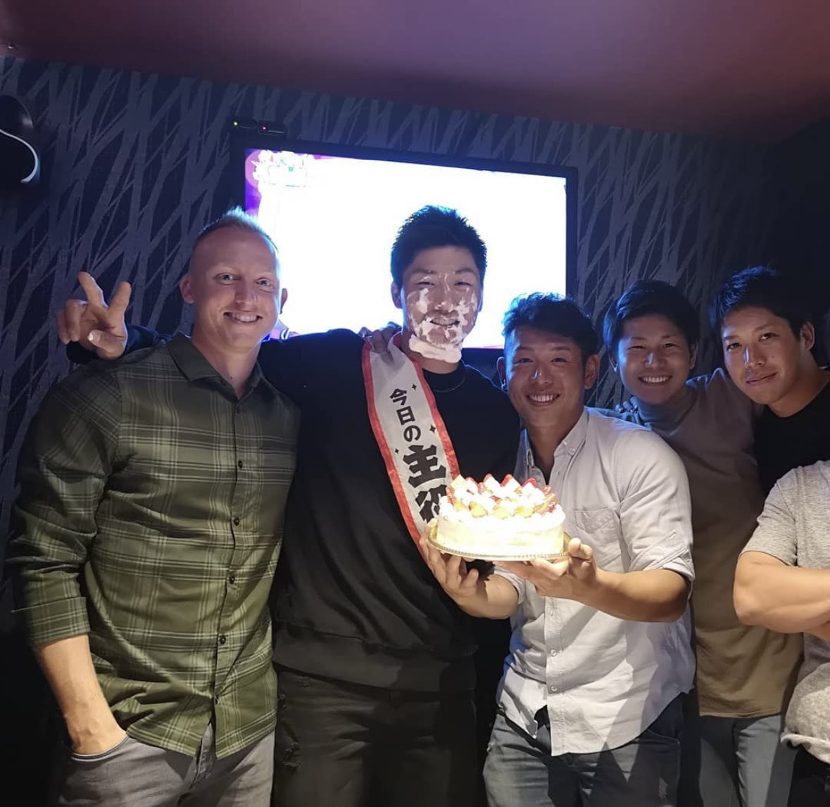 いつぞやの大志のサプライズ誕生日会！
なぜか哲人が2分前にクラッカーを鳴らす

『どうせバレてんねんからええやろ？』

そーゆー問題ではないんだよ山田君笑

#廣岡大志 #山田哲人 #西田明央 
#マクガフ #サプライズ #誕生日会　　　　#バースデー #ヤクルト #スワローズ