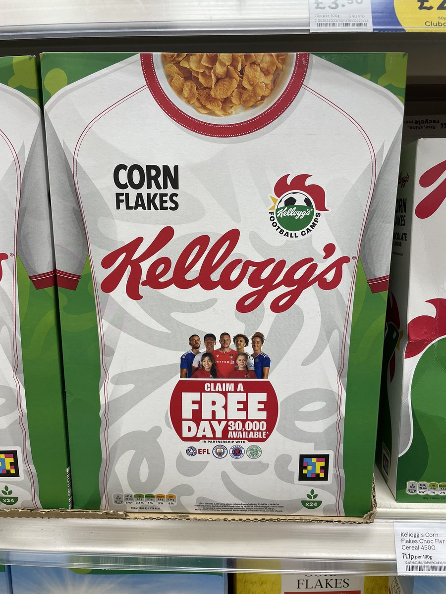 All_Things_New_'s tweet image. Team Kellogg’s! 🥣⚽️ At Tesco @KelloggsUKI #kelloggs #cornflakes #football #kelloggsfootballcamps #footballcamps #footie #new #newproduct #wellthisisnew