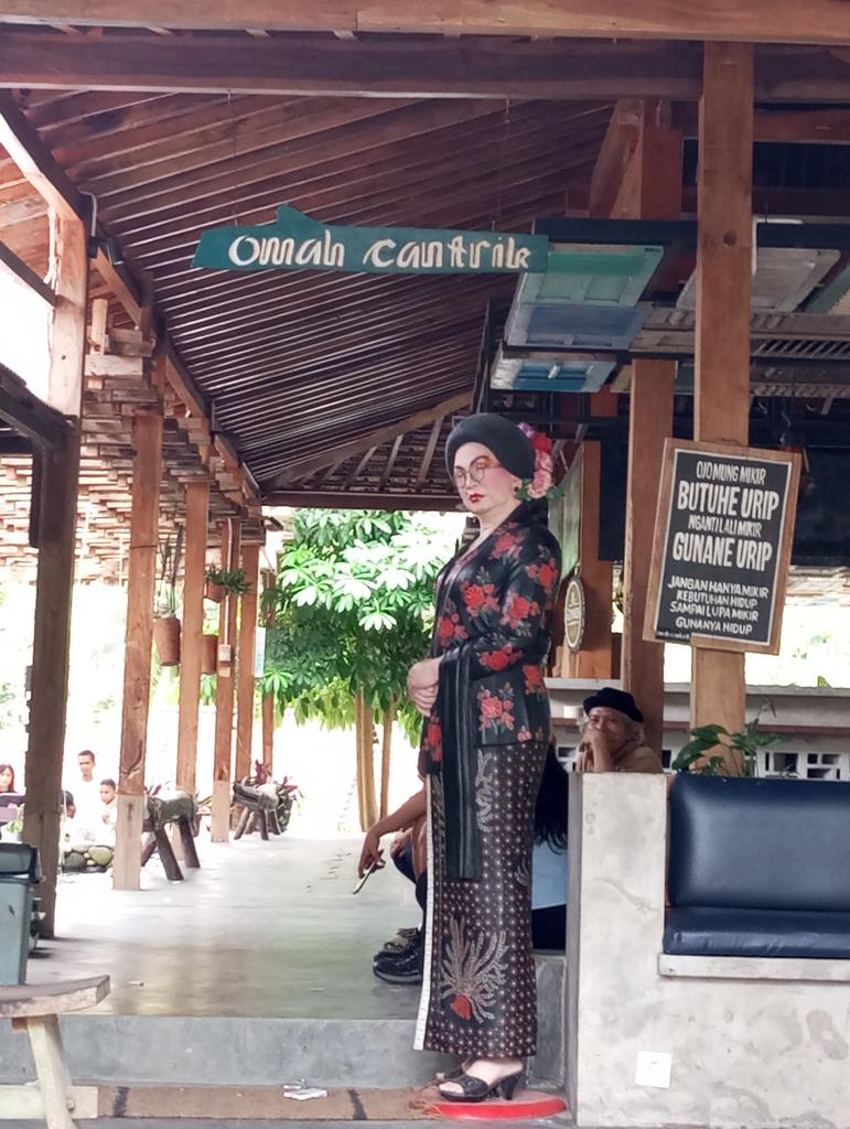 NPingitz's tweet image. Selamat maksi kawan 
.
Di sini enak bwt kongko n kumpul ngubrul sama manteman atw temu alumni&apos; gtuh 
.
_____++

#westprog
#omahcantrik
#cantrikeraminten