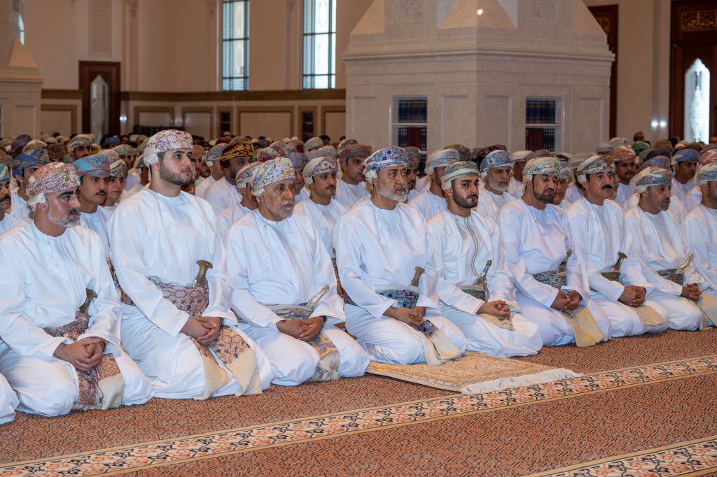 #OmanSultan HM #SultanHaithambinTarik performs #EidAlFitr prayers at #SayyedahFatimabintAliMosque in #ASeeb, #Muscat's Governorate.

#Oman #SultanetofOman #EidMubarak #EidPrayers #EidAlFitr2024 #Eid2024