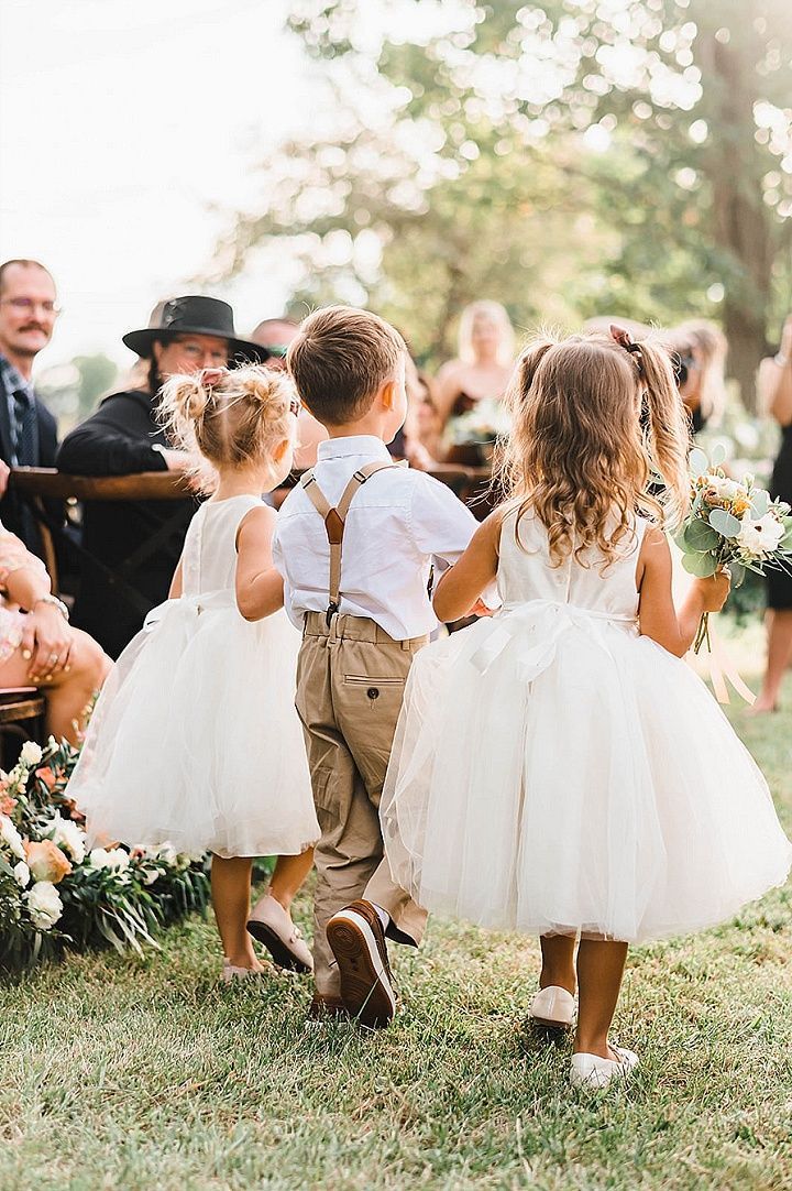 New Boho Blog: Ask The Experts: 8 Ways to Include Your Kids in Your Wedding buff.ly/3KiHK23