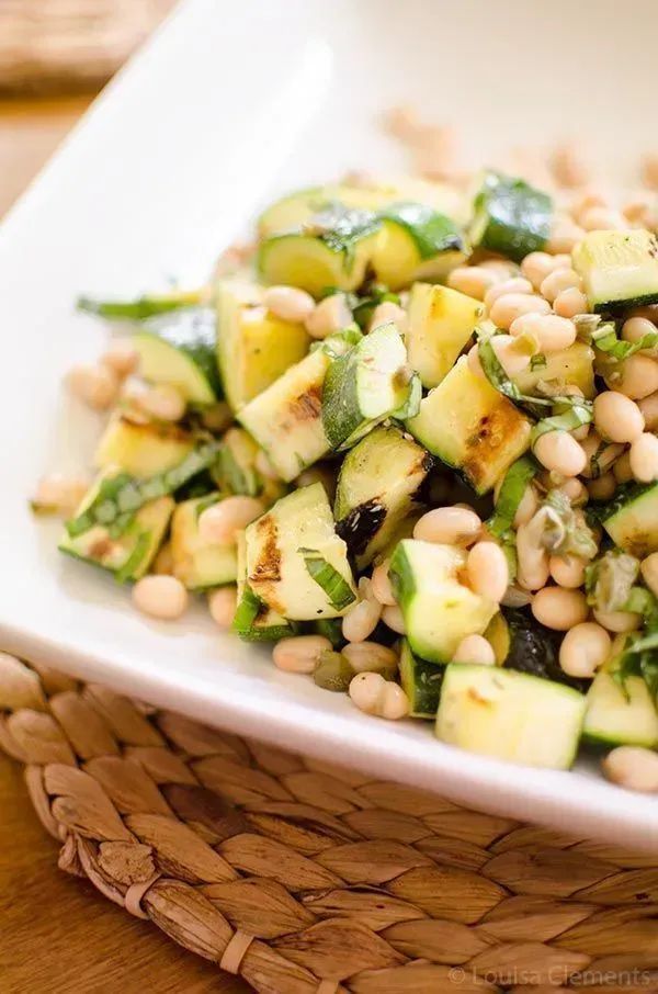 Grilled zucchini + white bean salad! It’s a quick and simple recipe for you. RECIPE: buff.ly/2LgOMEm #salad #beans