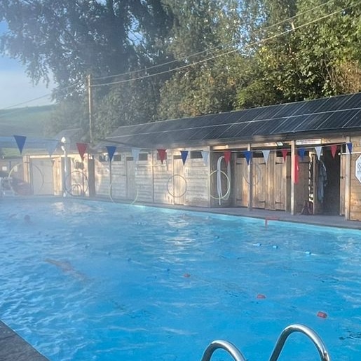 The Sun is shining 🌞☀️🕶️ Check out the fantastic activities we are putting on this season: swim lessons, waterpolo, Aqua Aerobics, family fun WiLDS & of course lane swimming. Book your activity or swim: wiveypool.org