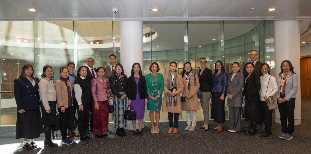 🇦🇺is working with our region to improve gender equality under the #MekongAustraliaPartnership. Fantastic exchange of practical ideas with senior Cambodian officials as part of a short course on Gender Equality, Power & Public Policy hosted in partnership with @GIWLANU this week.