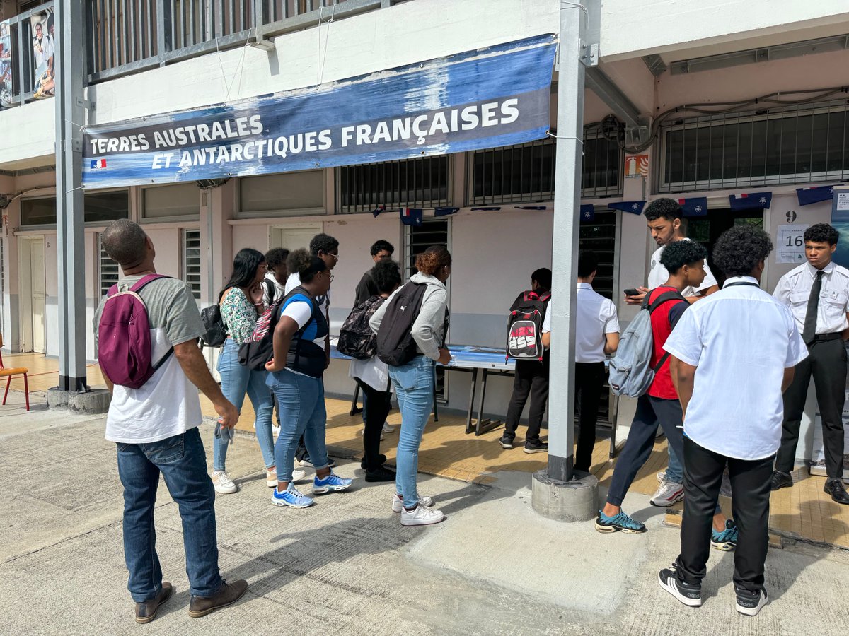 Aujourd'hui, les @TAAFofficiel sont présentes au #ForumDesMétiersdelamer, organisé par le Lycée Léon de Lépervanche au Port ! Florence JEANBLANC RISLER, préfète, administratrice des TAAF, a eu l'honneur d'inaugurer cet événement ce matin en tant que marraine. @AcLaReunion