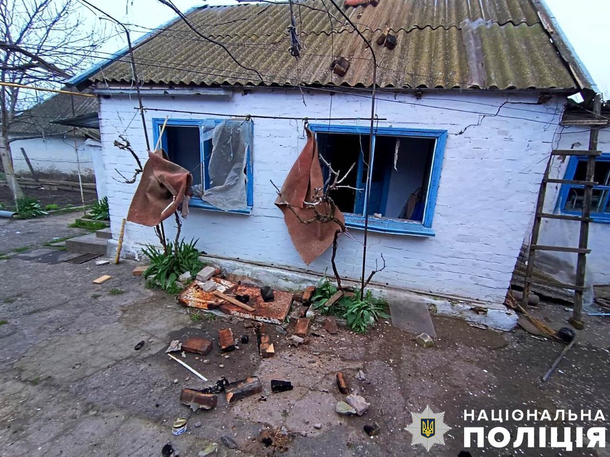 На Херсонщині поліція документує наслідки ворожих обстрілів житлових будинків 🔗 Деталі: bit.ly/3UdoOXH #поліція_на_війні #stoprussia