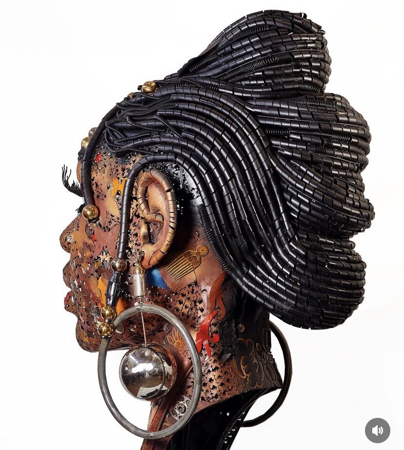 THE ÒRÉKELẸ́WÀ SCULPTURE 

- Dedicated to all beautiful women around the world.

Height - 12 Feet

Breadth - 7.5 Feet

Width - 5 Feet

Weight - 400kg

100% Metal ✅

Made by Dotun Popoola of Scrap Art Museum, Ilé-Ifẹ̀, Òṣun State.

#InsideOsogbo