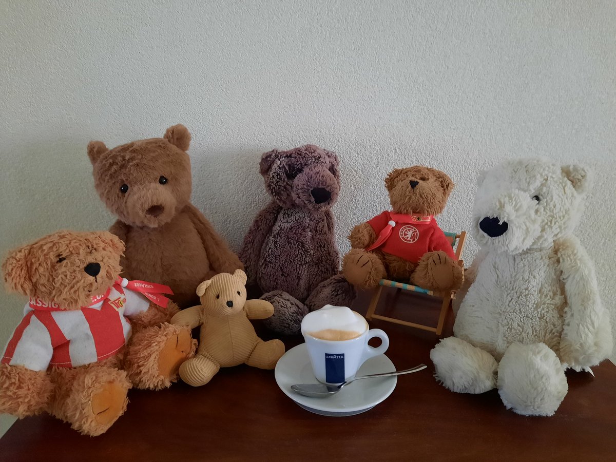 Morning! 'Any dreams?' 'Yes, Knut. There was a chocolate lake and we sat on the beach and dipped cookies in the chokky' 'Good dream, Fritz'
