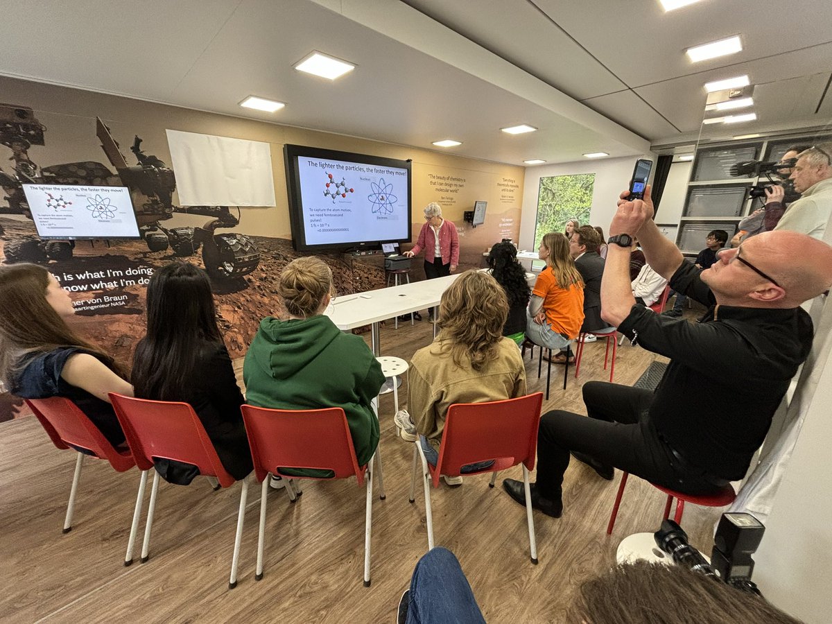 Hoog bezoek in de @univgroningen truck bij het Casimir Lorentz in Eindhoven: Nobelprijs natuurkunde 2023 Anne L’Hullier , inspirerende voordracht voor de Brainport leerlingen @ScienceLinX