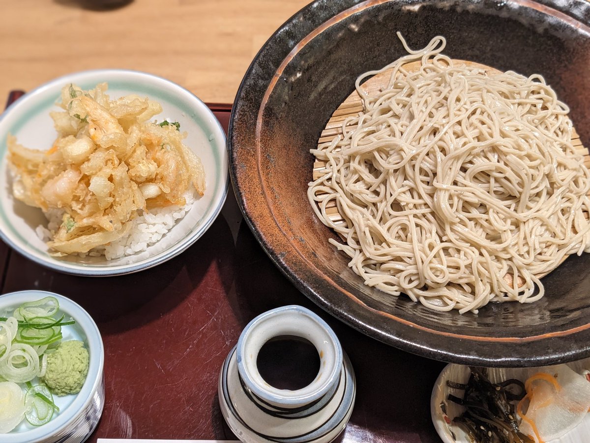 おひるごはん。
冷たい蕎麦とかき揚げ丼。
病院の待ち時間がが長くて長くて…💧
んで今日あちー🥵
んでんでお腹ペコペコで帰り道のお蕎麦屋さんへ😆

最初にワサビを溶かしすぎて（全部入れた）食べる１から10までお鼻ｲﾀｲｲﾀｲで食べたのでした😂
ごちそうさまでした✨
#おひるごはん #お蕎麦