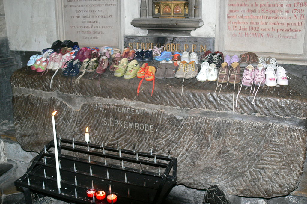 12 April: St Erkembode (d. 742). Irish. Bishop of #Thérouanne. Travelled from Ypres to Somme on foot to buy land; distributed it to poor but left almost crippled. Now parents leave pairs of children's👟on tomb, invoking his prayers for healing of paralysis. 🪦Saint-Omer, #France