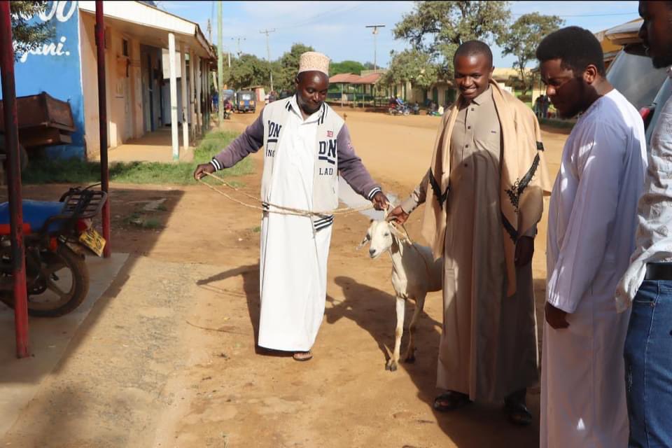 Dr_VMunyoki's tweet photo. It was a day well honored.Happy Eid Mubarak.

#givingbacktothecommunity
#humanity
#EidUlFitr
#eidmubarak https://t.co/SR6JJB9pHo