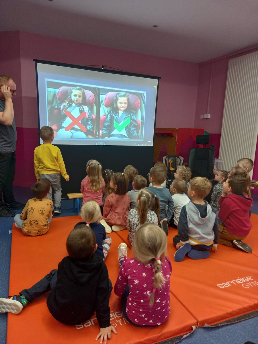 Port de la ceinture de sécurité et visibilité des enfants la nuit, une intervention de la sécurité routière animée par Fabrice.  Une animation très riche.Merci! <a href="/RoutePlusSure/">Sécurité routière</a> #school #Prevention <a href="/55Cpd/">JL DORANGEON CPD EPS 55</a>