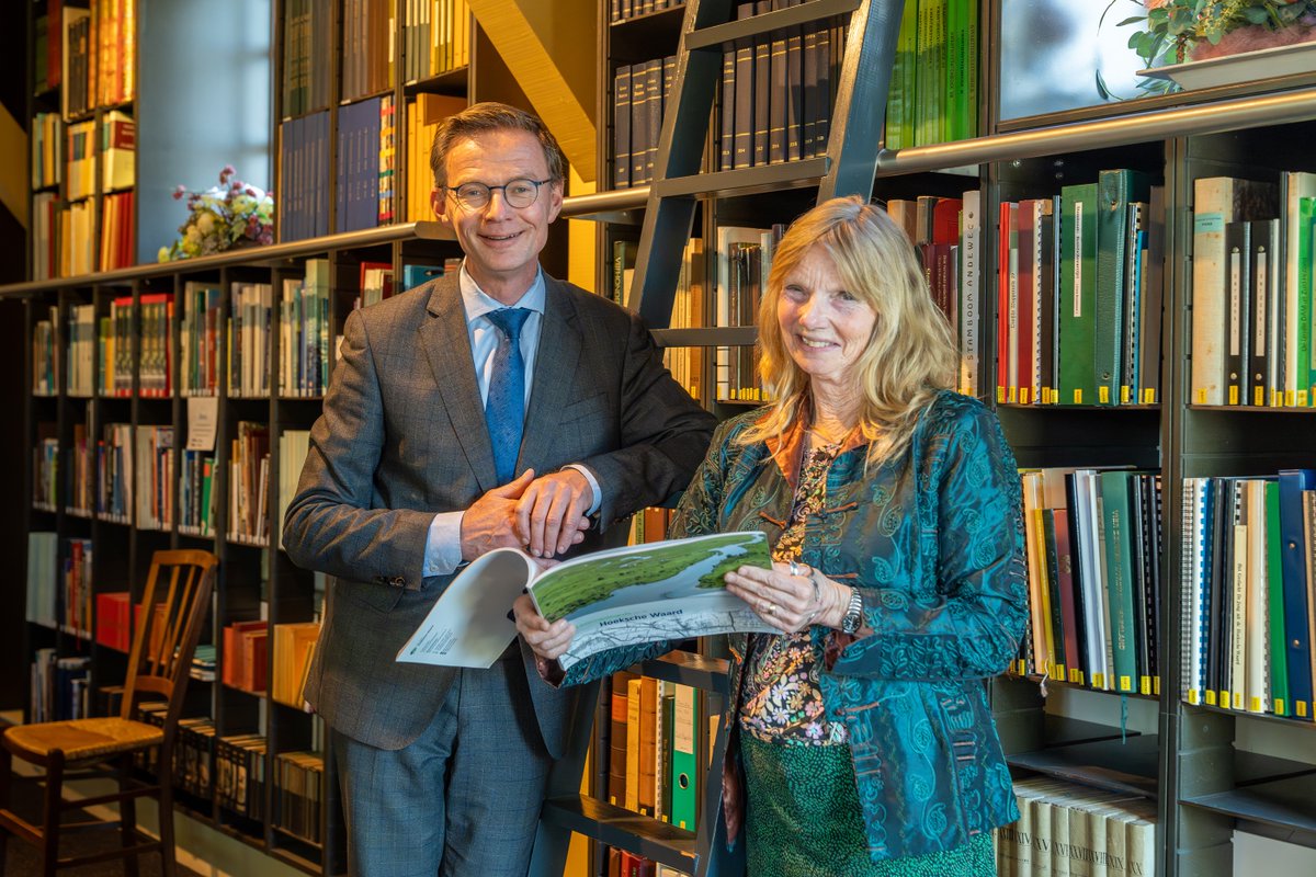 Deze week werd in Museum Hoeksche Waard de Landschapsbiografie van de Hoeksche Waard gepresenteerd. Wethouder Harry van Waveren (Erfgoed) overhandigde het eerste exemplaar aan heemraad Hennie Wiersma-den Dulk van @hollandsedelta. Lees meer 👉bit.ly/49tGkeN