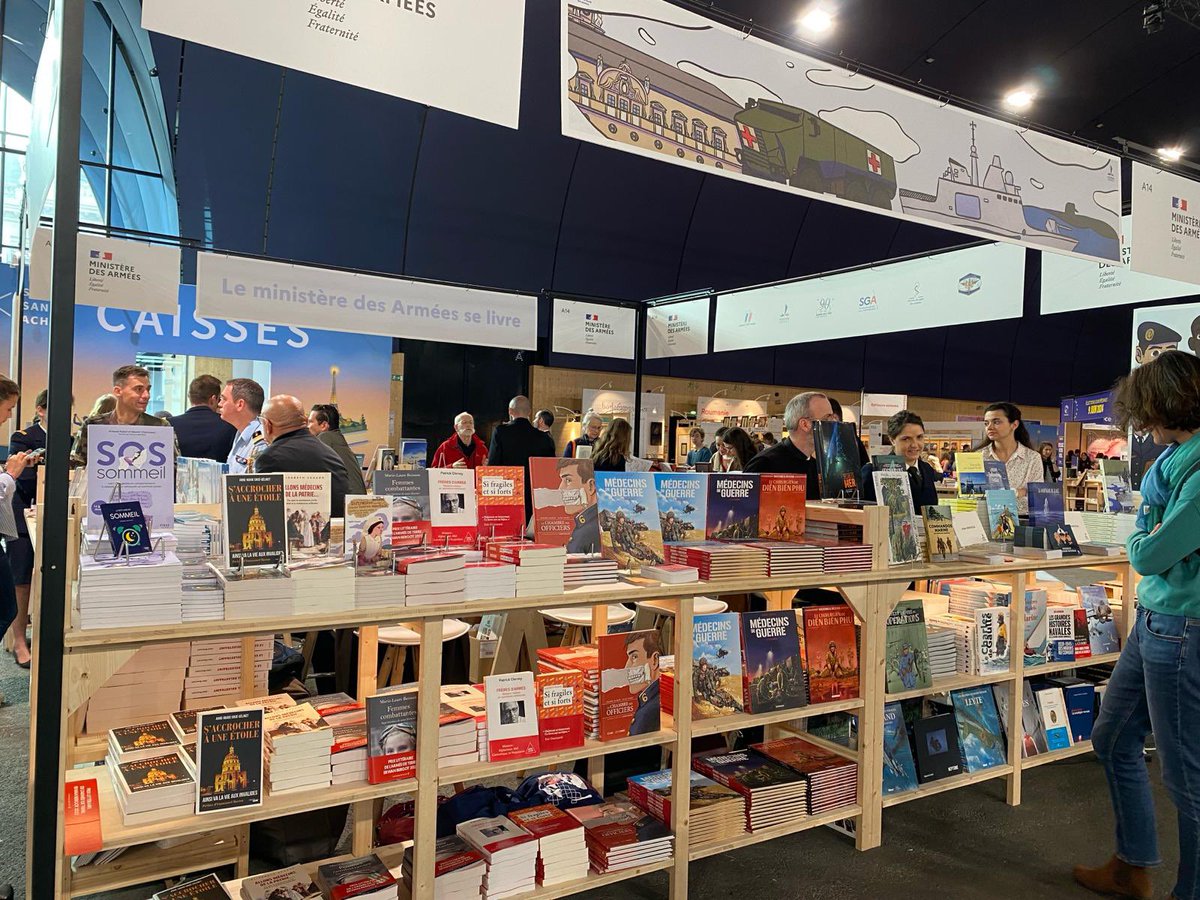 🔴[Jour J]Ouverture du @festival_livre de Paris🎆 Pendant 3⃣ jours, retrouvez le Service de #santé des #armées au @GrandPalaisRmn❗️ À travers les nombreux ouvrages exposés sur le stand du @Armees_Gouv, plongez dans l'univers de la médecine militaire et rencontrez les auteurs ✍️