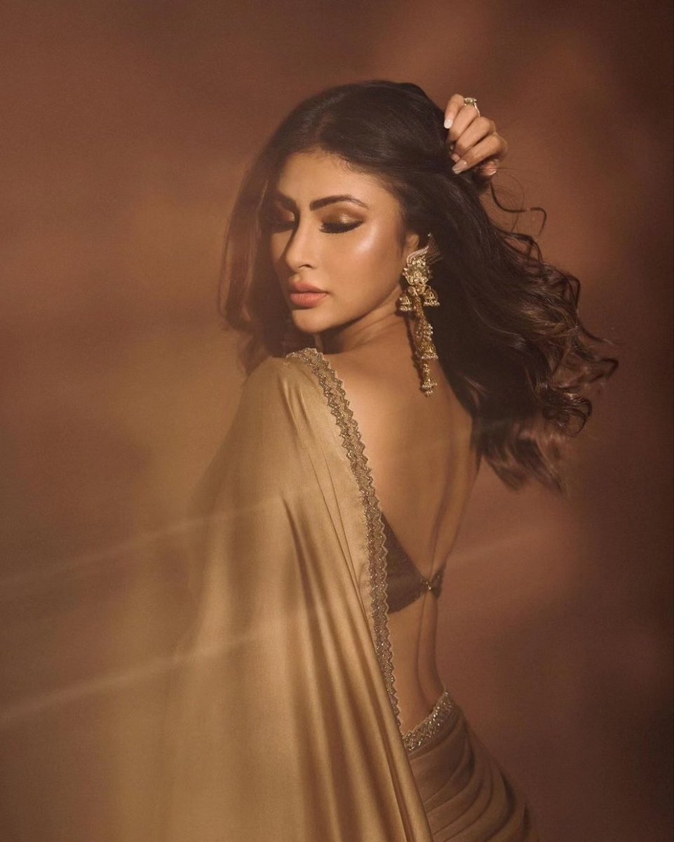 Golden girl!✨

#MouniRoy dazzles in a golden saree.