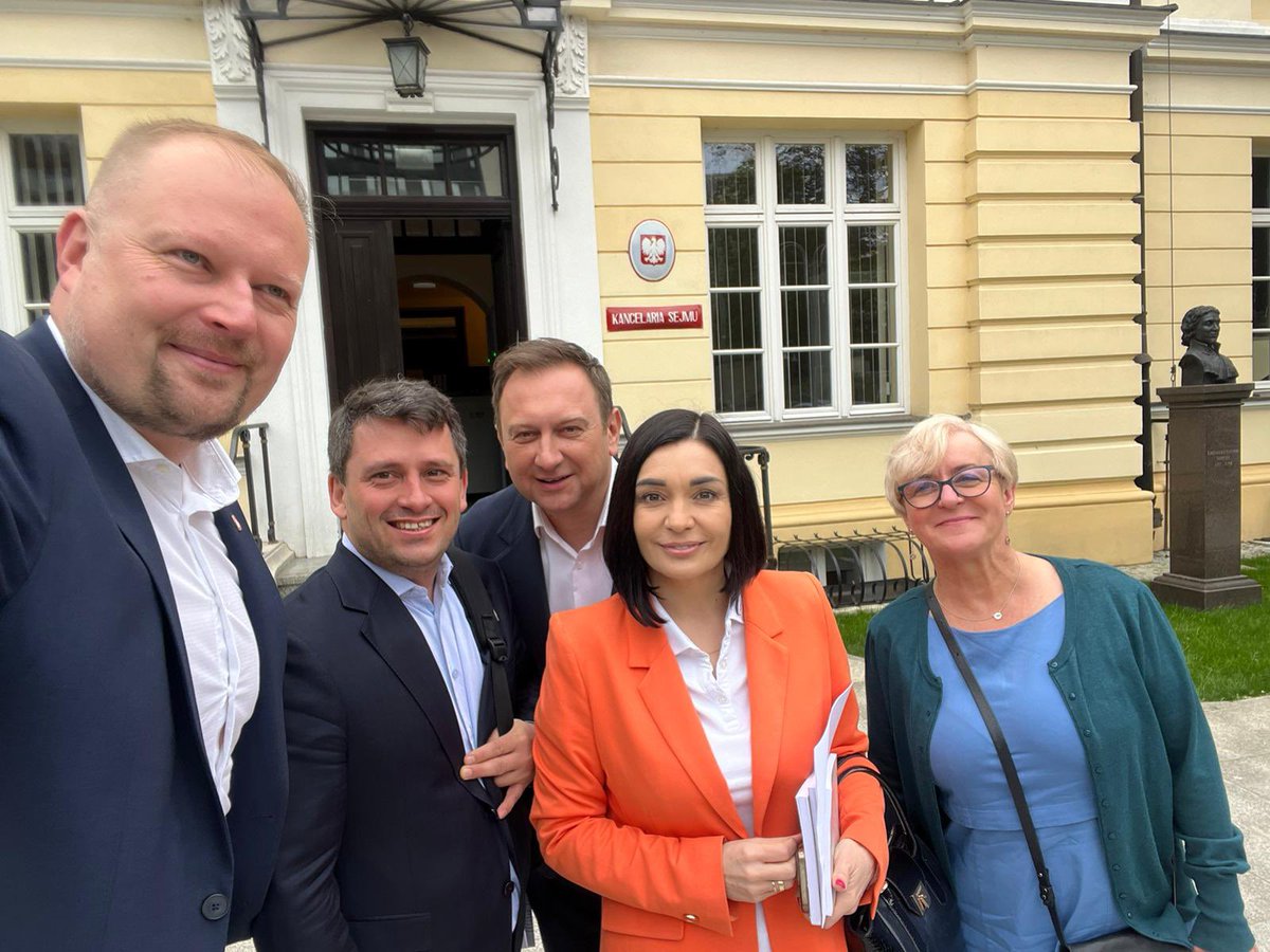 W drodze na posiedzenie Komisji Śledczej ds. Pegasusa. Taki news dla Was jak posiedzenie zamknięte i bez kamer, to panowie z @pisorgpl tacy grzeczni i spokojni;) nawet wykluczeń nie ma🤣