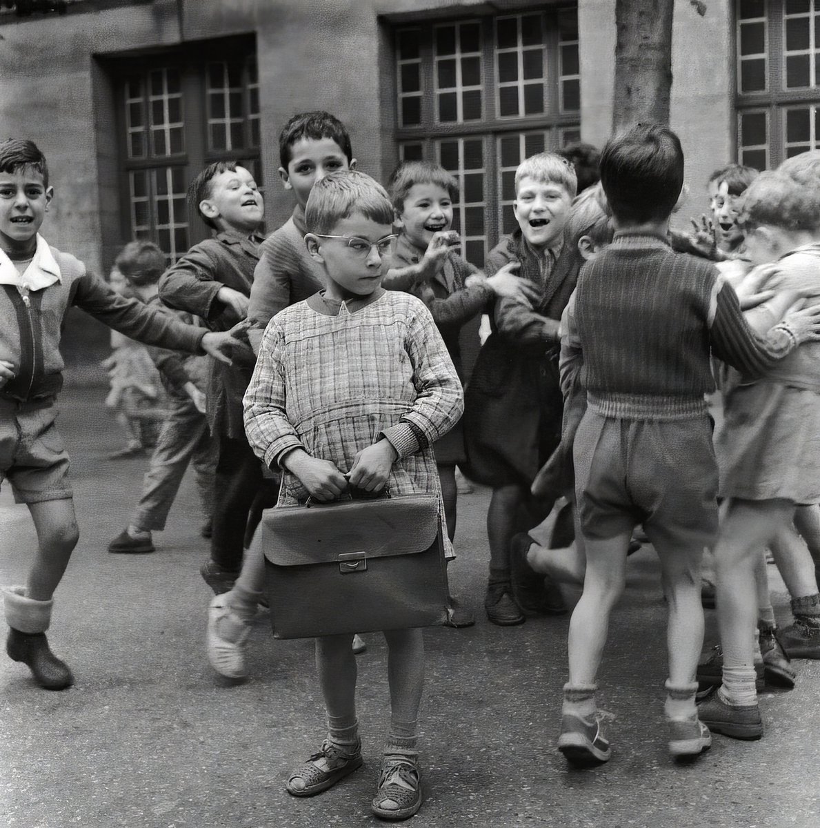 Robert Doisneau - Le timide à lunettes, 1956