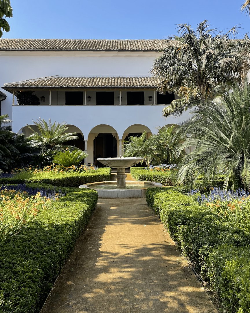 Stroll through our courtyard gardens, breathe in the fresh air and listen to the soothing sounds of the trickling fountain 🍃 Pasee por los jardines de nuestro patio, respire aire fresco y escuche el sonido relajante del agua fluyendo de la fuente🍃 Photo 1 @sarahfranceskelley