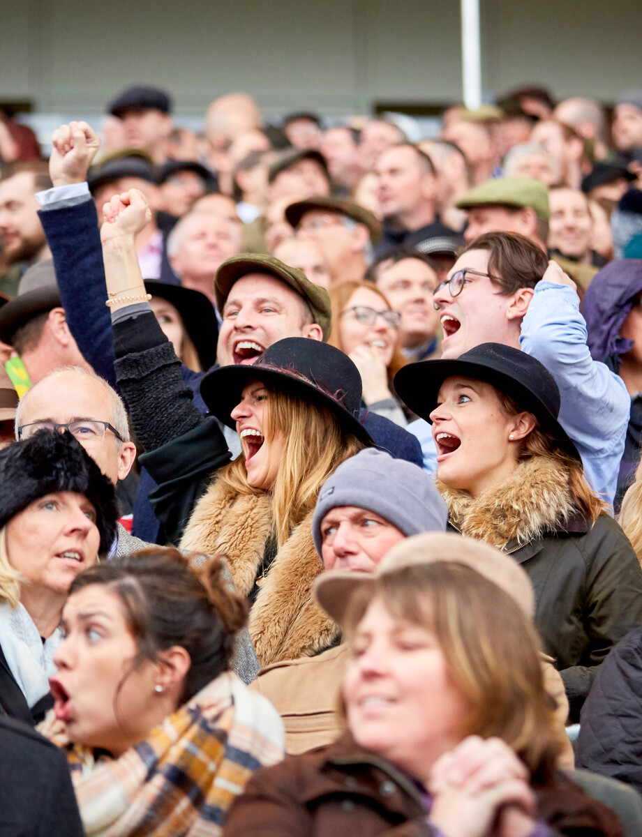 1 week to go until our Season Finale 🙌 ⭐Friday 19th April, gates open 4pm 🎵Live music from The Wild Murphys 🐎Thrilling jump racing 🎟️Purchase your tickets in advance to secure the best price