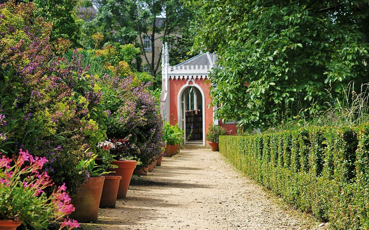 Savour first-class design and planting inspiration by visiting these exquisite English gardens in and around the Cotswolds. theenglishhome.co.uk/seasonal-livin…