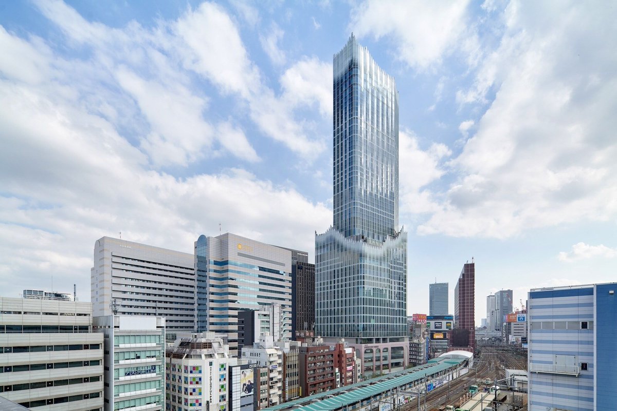 Tokyo-based Yuko Nagayama & Associates designed the expansive facade of Tokyo Kabukicho Tower, a 48-story skyscraper in the Japanese capital’s Kabukicho entertainment district. Read more: buff.ly/3VQYXGl