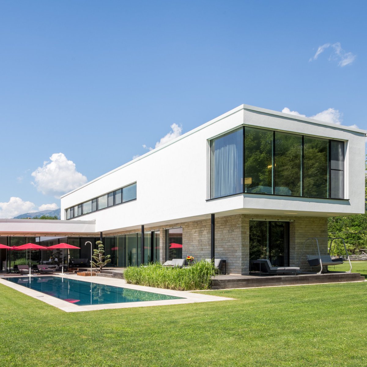 Discover the modern Bauhaus villa from 2014 in the heart of Carinthia! 🏡 

For more information about this outstanding Property of the Week example, follow the link: spkl.io/60124F3v8

#engelvoelkers #finestrealestate #luxuryliving #potw