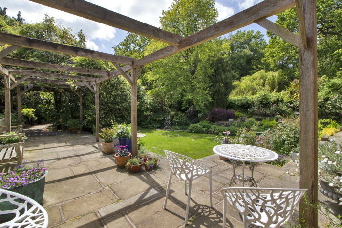 JacksonStopsTW's tweet photo. This  #barn is a substantial and most attractive Grade II listed detached house believed to date back to the late 15th/early 16th Century and to have been built as a Hall House in the style of a barn.
https://t.co/MFjv9mETeh https://t.co/SYSSwmWBnG