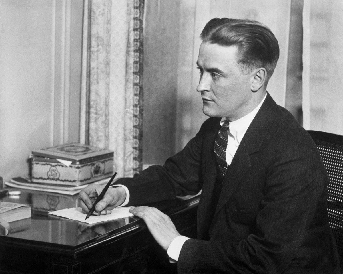 Hoy se cumplen 90 años de la publicación de «Suave es la noche», la última novela que escribió Francis Scott Fitzgerald, una de sus obras cumbre y, sin lugar a dudas, su novela más intensa y de mayor carga autobiográfica.  Nos gusta Scott Fitzgerald, #nosgustaleer 📷Getty Images