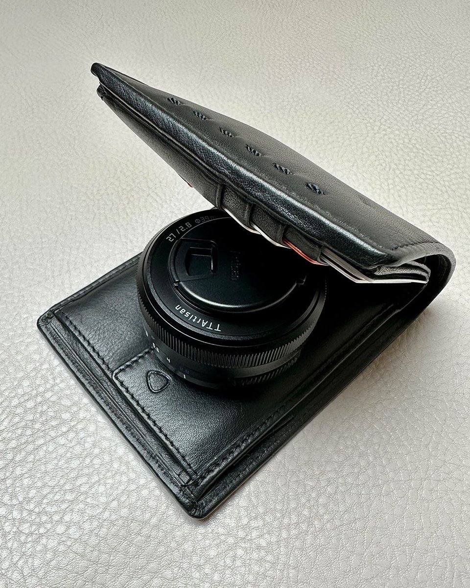 Was nutzt das beste Objektiv, wenn es groß, schwer und sperrig ist und man es deshalb so gut wie nie mitnimmt? Kann mit dem TTArtisan 27mm F2.8 nicht passieren. Das passt auch in die Brieftasche 😉

#ttartisan #ttartisan27mmf28