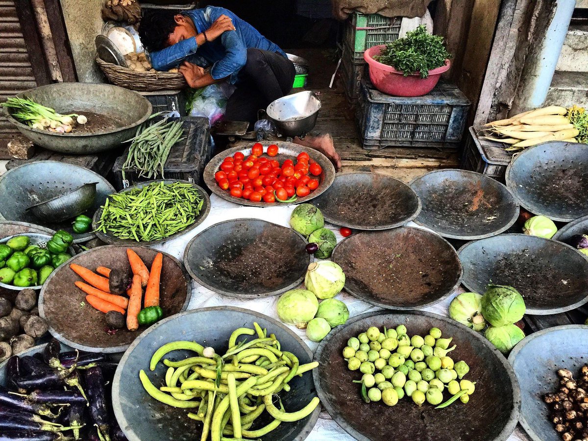 Veggie Seller’s Khwabgah, his refuge of fleeting rest… The Delhi Walla Archives, Daryaganj, 2017