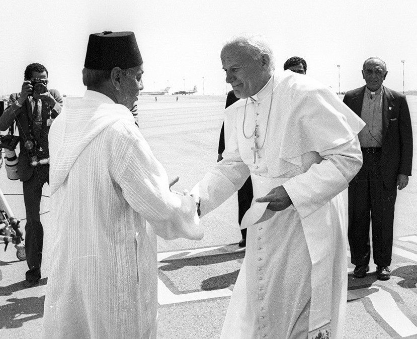 Cristiani e musulmani, generalmente ci siamo malcompresi, e qualche volta... opposti... lo credo che Dio c'inviti oggi, a cambiare le nostre vecchie abitudini. Dobbiamo rispettarci e anche stimolarci gli uni gli altri nelle opere di bene sul cammino di Dio.

Giovanni Paolo II