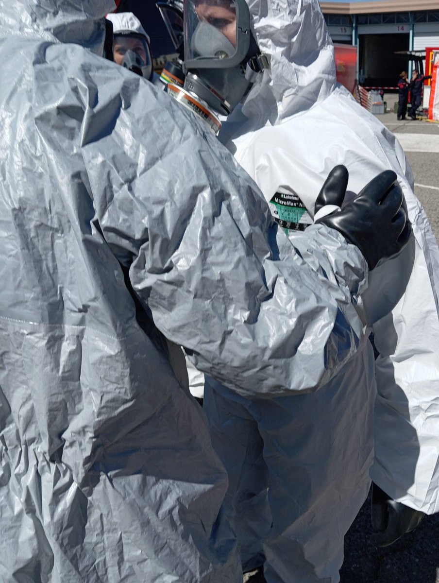 sdis84's tweet photo. Quelques images de la #formation #NRBCE (Menace Nucléaire, Radiologique, Biologique, Chimique ou Explosif) qui  s'est déroulée hier au Centre de Secours de @VilledOrange  pr notre personnel  médical #SSSM autour de la berce décontamination (outil zonal) https://t.co/qHpqydiyLY