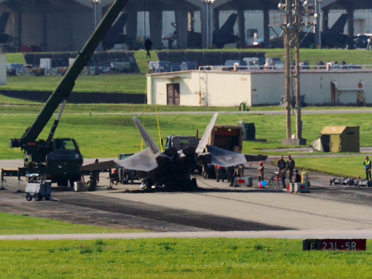 US Air Force F-22 Raptor Suffers Landing Gear Malfunction in Japan