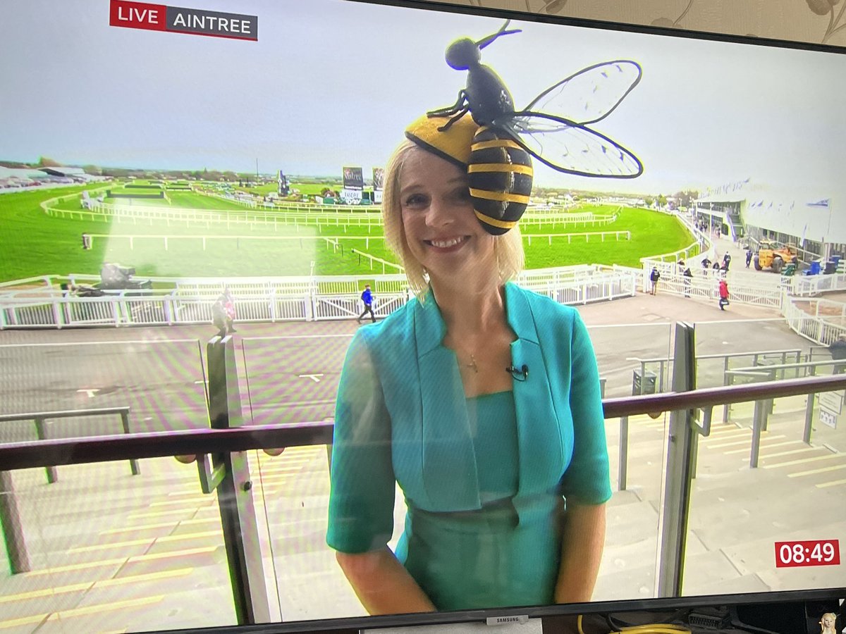 Holy Moly the wasps out in force at @AintreeRaces this morning. 

#GrandNational #ladiesday #AintreeRaces #Aintree #wasps