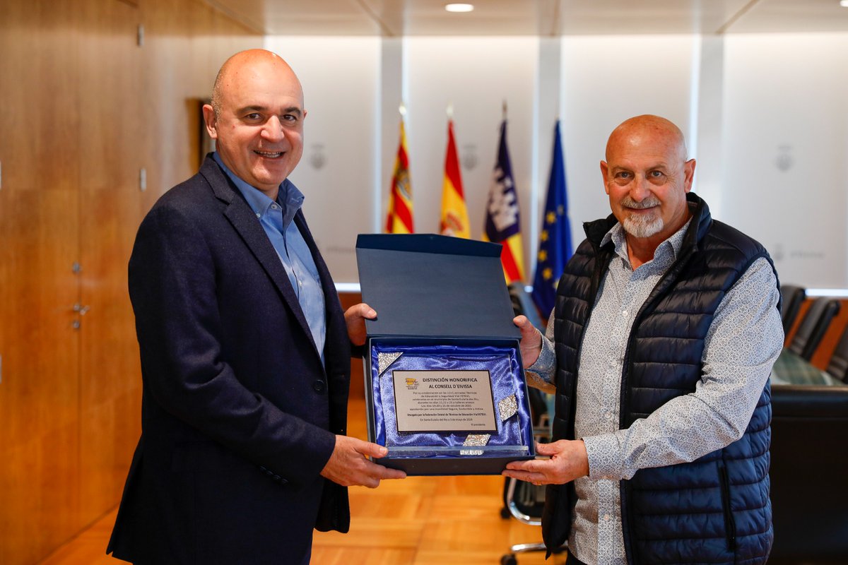 El presidente de la Federación Estatal de Técnicos de Educación Vial  entregó ayer al presidente del Consell de Ibiza una distinción honorífica por la colaboración de la institución en la jornadas técnicas de seguridad vial realizadas en Santa Eulària.
diariodeibiza.es/ibiza/2024/04/…
