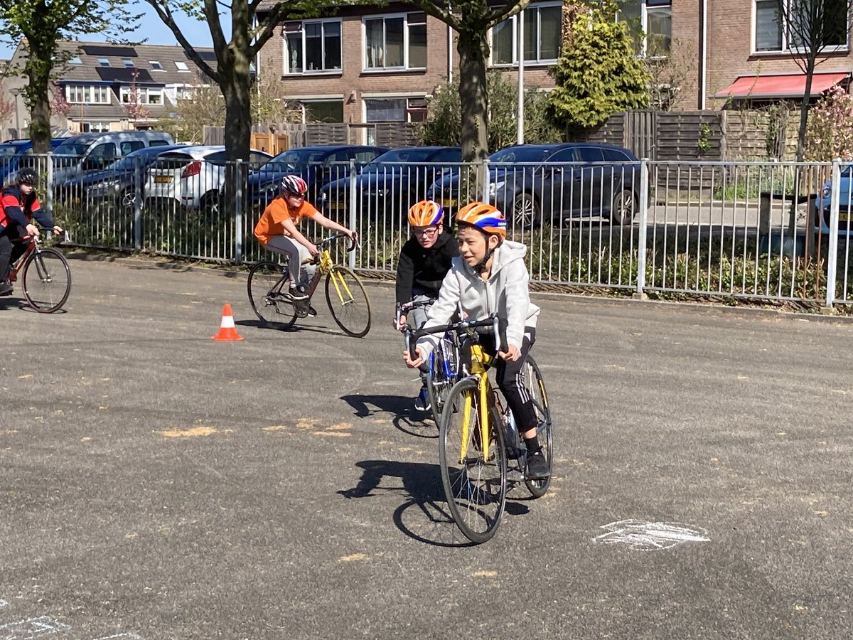 🚨 Jeugd uit Lekkerkerk en omstreken opgelet! Ben jij tussen de 11 en 15 jaar én wil je kennismaken met wielrennen? Op woensdag 8 mei organiseren we de Ready2Race Junior Ronde van Lekkerkerk 🚴‍♂️. Lees meer en schrijf je in 👇

rondevanlekkerkerk.nl/ready2race-jun…