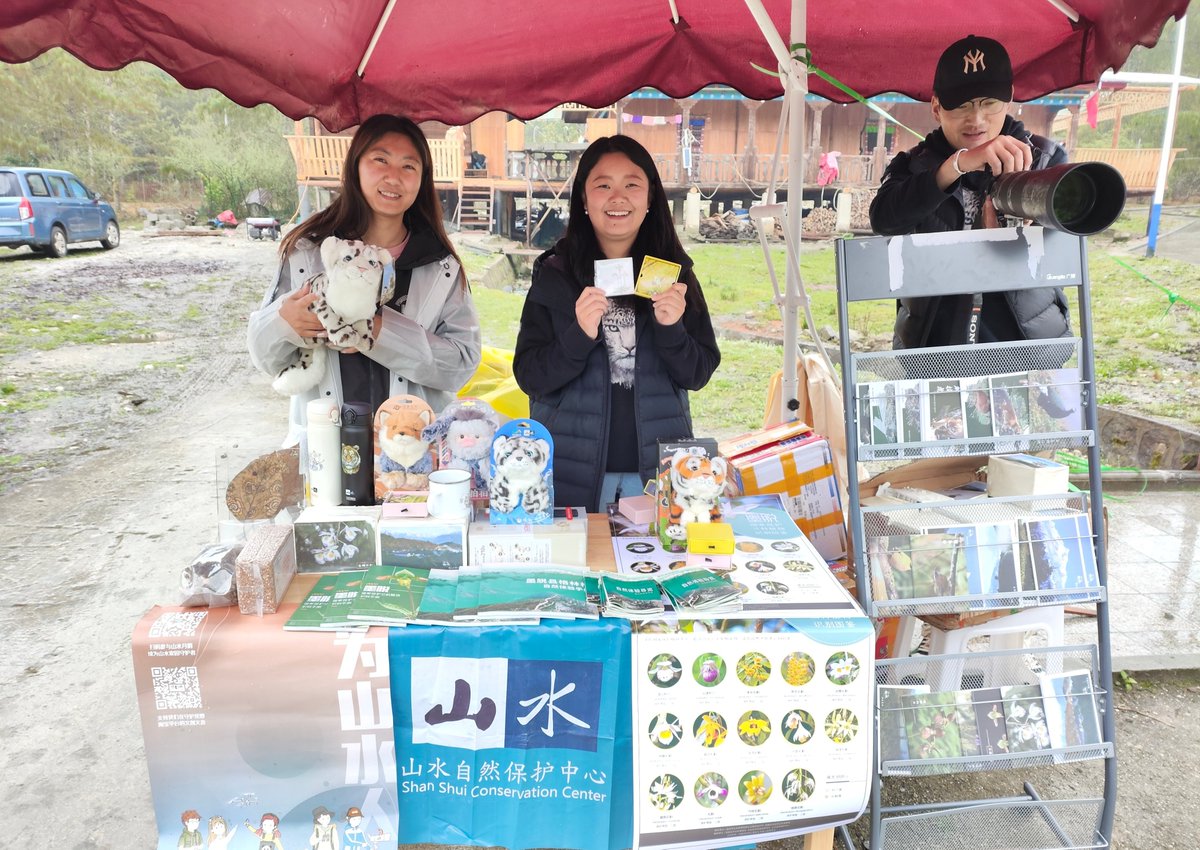 Would you stop for our booth? Last weekend, we set up a promotional booth at Medog County. People from the hiking festival stopped to learn about our work in the Yarlung Zangbo Grand Canyon. Hopefully, this brief encounter can continue, and we look forward to meeting elsewhere.