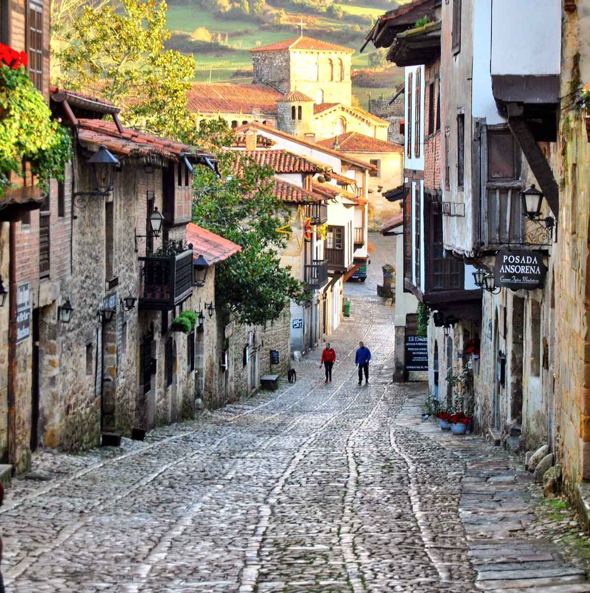 Santillana del Mar es una de las joyas de la corona en el norte de España. Conservación perfecta, patrimonio excelente, palacios y las Cuevas de Altamira. Miembro desde 2013 de Los Pueblos más bonitos de España.