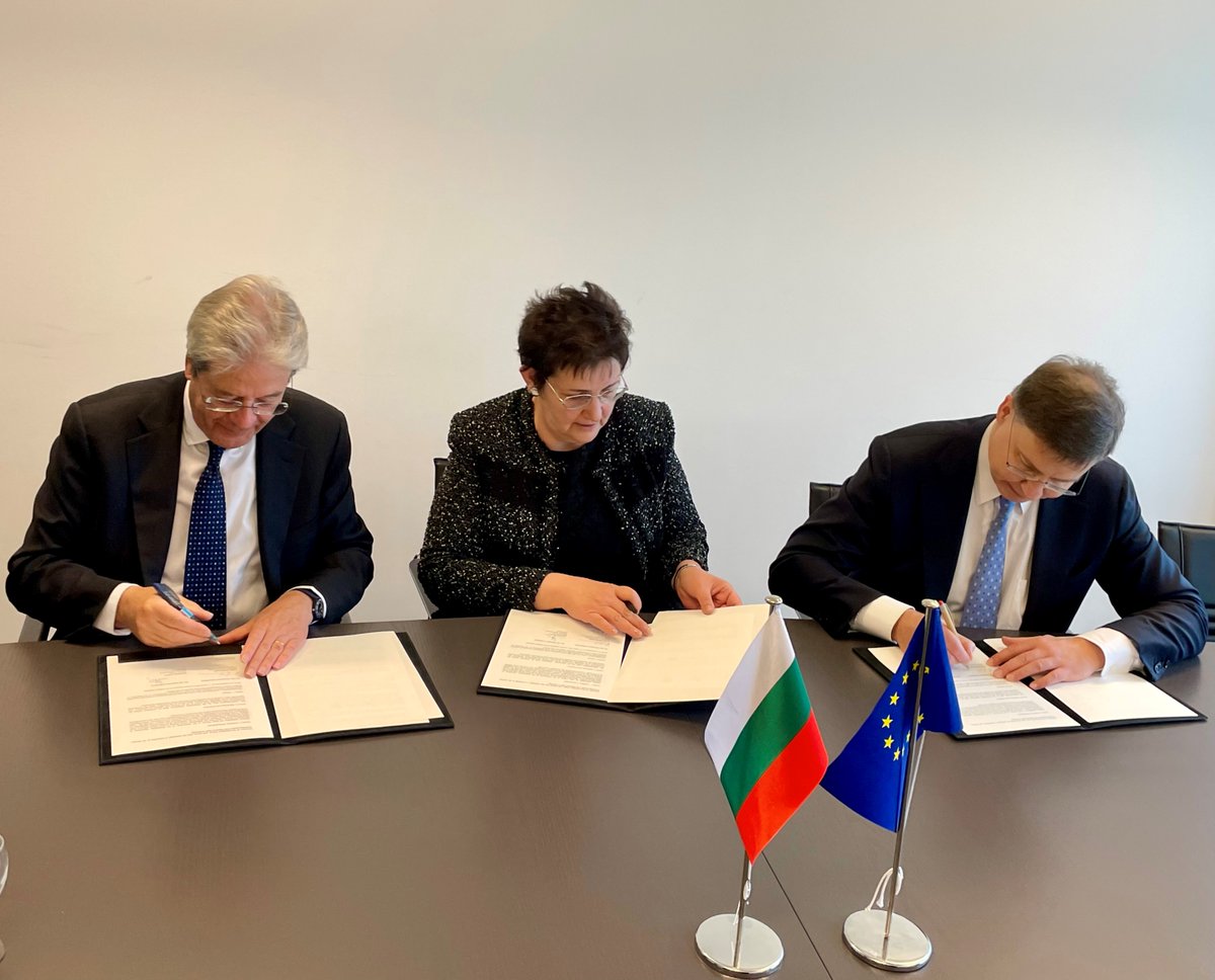 Good news this morning: The @EU_Commission and 🇧🇬 Bulgaria have signed a Partnership Agreement 🤝 for the organisation of information and communication campaigns on the changeover to the euro💶. This is another step forward in Bulgaria’s preparation to join the euro area.🙌