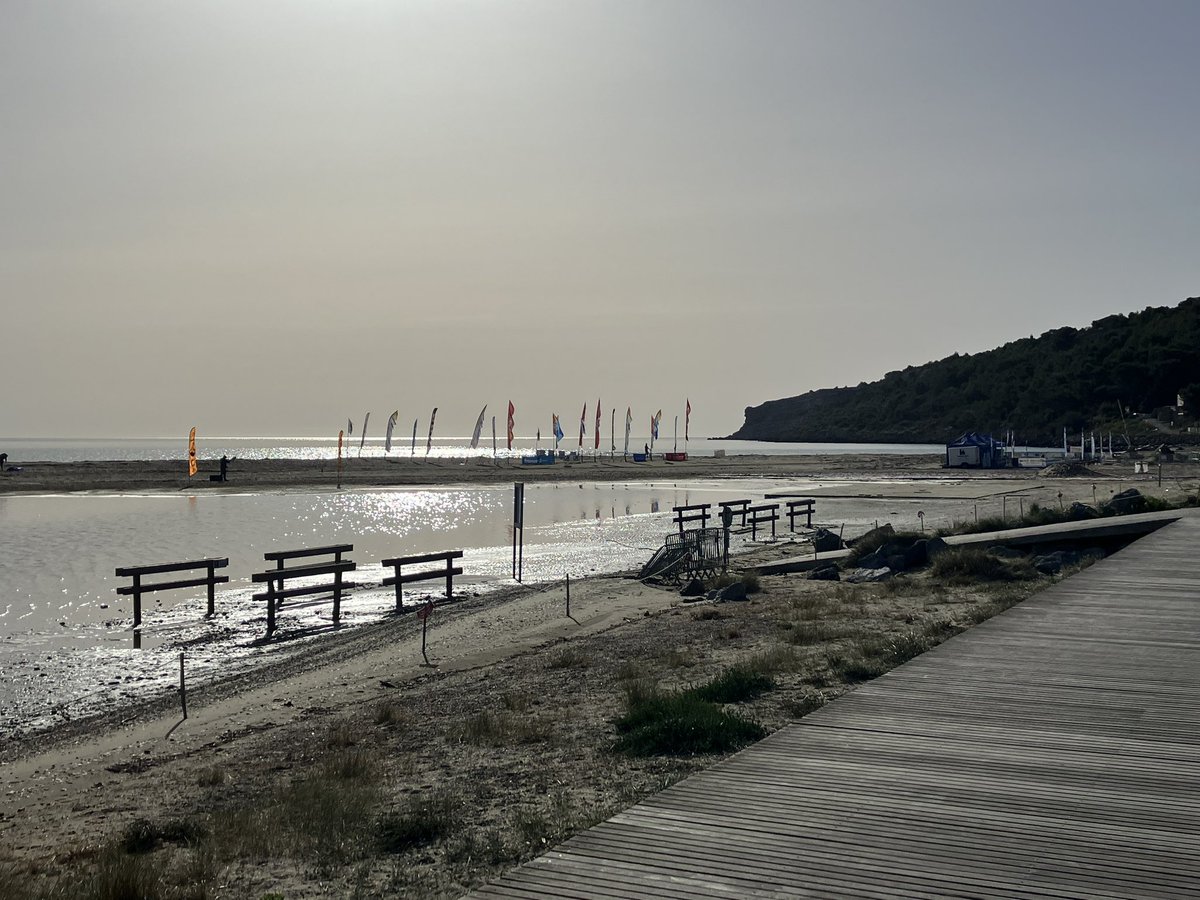 Bonjour à tous et bienvenue pour ce 6ème jour du #mondialduvent à Leucate! Le soleil brille fort sur la plage des Coussoules ce matin avec une légère brise autour de 10-15 noeuds. 😎