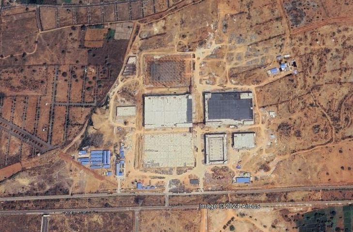 Construction of Foxconn's facility at Kongara Kalan is progressing at brisk pace.

📸: Google Earth/Airbus Imagery